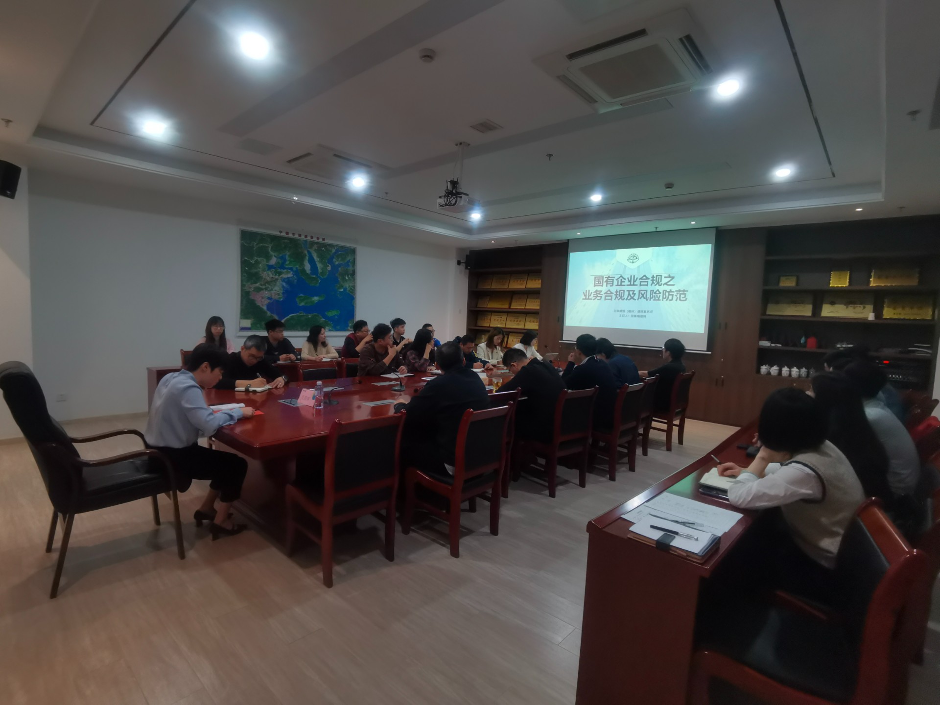 合規講堂第一課——市交投物流集團開(kāi)展國企業(yè)務(wù)合規及風(fēng)險防范培訓，劉招蕊拍攝.jpg