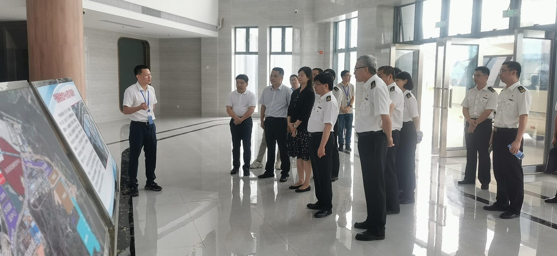 海關(guān)總署自貿司司長(cháng)潘城一行蒞臨寧德國際物流中心項目調研，周桂芳拍攝1.jpg